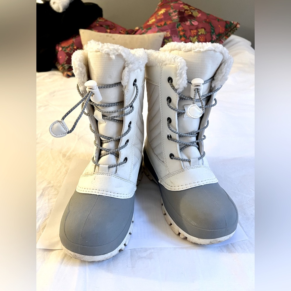 Winter boots, waterproof, fur lining for extra warmth, size 3 (big kids).